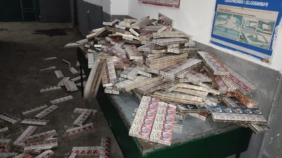 Понад 37 тисяч пачок сигарет знайшли у мікроавтобусі митники на Львівщині