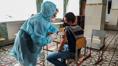 Кропивницькі студенти розповідають містянам, де можна вакцинуватись від коронавірусу Кропивницькі студенти розповідають містянам, де можна вакцинуватись від коронавірусу