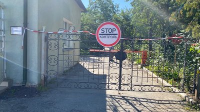 На огорожі геріатричного пансіонату біля Тернополя знайшли мертвого чоловіка На огорожі геріатричного пансіонату біля Тернополя знайшли мертвого чоловіка