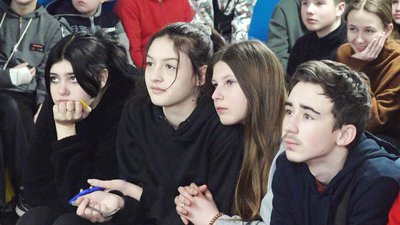 Діти передали бійцям дві тисячі порцій борщу: на Тернопільщині діє проєкт "Розумний город" Діти передали бійцям дві тисячі порцій борщу: на Тернопільщині діє проєкт "Розумний город"