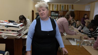 На канікулах пів сотні вчителів Луцької гімназії виготовляли окопні свічки — вчителька Алла Панасюк На канікулах пів сотні вчителів Луцької гімназії виготовляли окопні свічки — вчителька Алла Панасюк