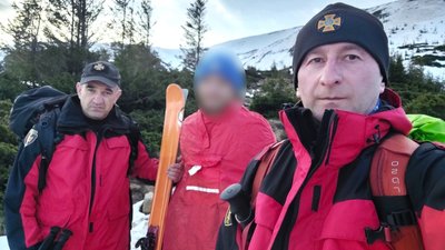 У Карпатах допомогли зійти з Говерли туристу
