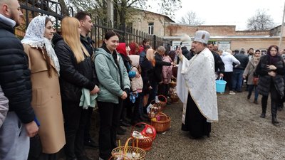 Прийшли уп'ятеро більше людей. У Володимирівському храмі Кропивницького молились за військових, Україну і перемогу