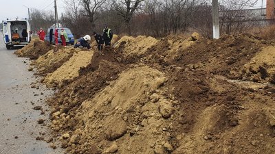 Засипало землею. У Снятині на Франківщині надзвичайники врятували чоловіка з траншеї