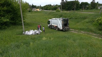 Волонтери об'єднались і прибрали територію занедбаного костелу на Рівненщині Волонтери об'єднались і прибрали територію занедбаного костелу на Рівненщині