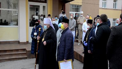 Апарат ШВЛ та пральну машинку передали священники УГКЦ для перинатального центру в Тернополі