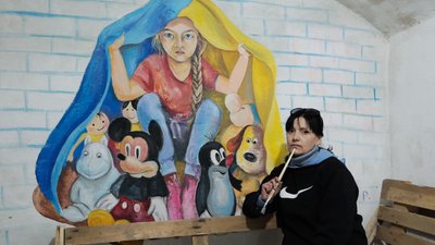Художниця з Києва розмальовує стіни сховища в Чернівцях