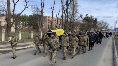 На Хмельниччині на прощання з військовим Ігорем Казанцевим прийшли рідні, друзі, побратими й жителі громади На Хмельниччині на прощання з військовим Ігорем Казанцевим прийшли рідні, друзі, побратими й жителі громади