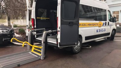 У Житомирі купили два автомобілі для людей із інвалідністю: один – для дорослих, інший – для дітей