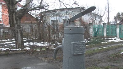 У Хмельницькому нині діє 56 вуличних водорозбірних колонок. Вони є в кожному мікрорайоні міста. 30 листопада 2022 рік У Хмельницькому нині діє 56 вуличних водорозбірних колонок. Вони є в кожному мікрорайоні міста. 30 листопада 2022 рік