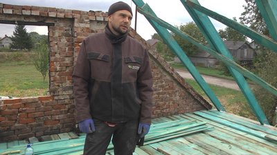 Ветерани та волонтери допомагають лагодити згорілу хату АТОвцю з Волині