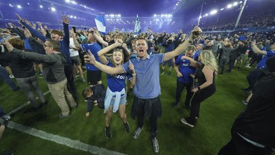 "Евертон" дивом виграв та врятувався від вильоту з чемпіонату Англії, фани вибігли святкувати на поле ще під час гри