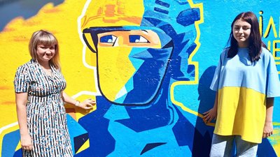 "Ця вся краса — це спільна робота". Жителі Кривого Рогу створюють патріотичні стінописи біля багатоповерхівки