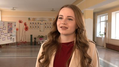 Cтаршокласників та відвідувачів шкіл у Луцьку перевіряють металодетекторами Cтаршокласників та відвідувачів шкіл у Луцьку перевіряють металодетекторами