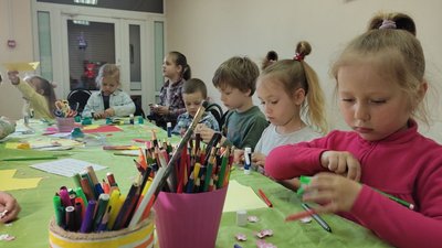 Діти у Луцьку малюють листівки до Дня матері Діти у Луцьку малюють листівки до Дня матері