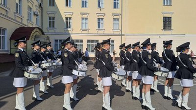 Ансамбль барабанщиць Донецького держуніверситету внутрішніх справ. Ансамбль барабанщиць Донецького держуніверситету внутрішніх справ.