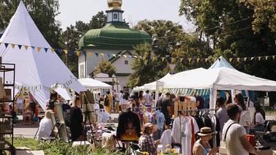 У Полтаві влаштували благодійний ярмарок: збирали гроші для ЗСУ та переселенців У Полтаві влаштували благодійний ярмарок: збирали гроші для ЗСУ та переселенців