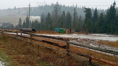 Вивозять ліс: у горах на Львівщині селяни виступили проти вирубки дерев Вивозять ліс: у горах на Львівщині селяни виступили проти вирубки дерев