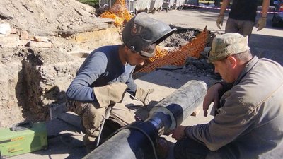 Майстри зварюють труби на проспекті Відродження Майстри зварюють труби на проспекті Відродження