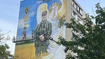 Старший лейтенант Олександр Білік на позивний "Топаз" відтепер зображений на стіні вінницької багатоповерхівки Старший лейтенант Олександр Білік на позивний "Топаз" відтепер зображений на стіні вінницької багатоповерхівки