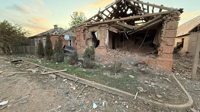 Розбитий авіабомбою 5 травня будинок у Золочеві