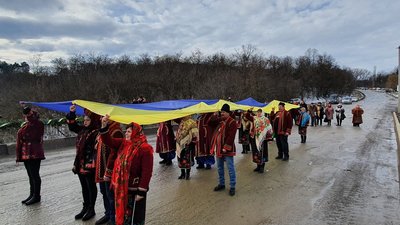Учасники ходи з'єднали прапор України. Фото: Хмельницька ОДА Учасники ходи з'єднали прапор України. Фото: Хмельницька ОДА