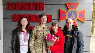 Чергування довжиною в півтора місяця: історія фельдшерки, яка рятувала людей з-під завалів на Чорновола Чергування довжиною в півтора місяця: історія фельдшерки, яка рятувала людей з-під завалів на Чорновола