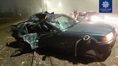 В Одесі водій автівки врізався у стовп, двох людей госпіталізували В Одесі водій автівки врізався у стовп, двох людей госпіталізували