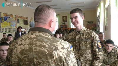 "Батьківське серце": в Острозькому військовому ліцеї учням вручили іменні кулони-обереги