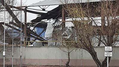 Зруйновані будинки та пожежі — військові РФ знову обстріляли Херсон Зруйновані будинки та пожежі — військові РФ знову обстріляли Херсон