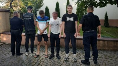 Суд взяв під варту закарпатця, який планував переправити за кордон двох чоловіків