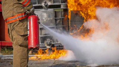 Рятувальник з вогнегасником
