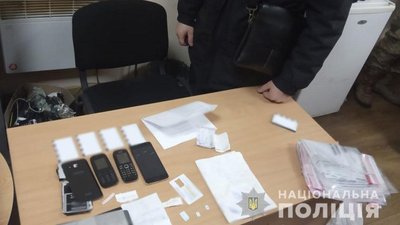 Троє ув'язнених з одеського СІЗО змусили школярку передати їм понад 50 тис. грн Троє ув'язнених з одеського СІЗО змусили школярку передати їм понад 50 тис. грн