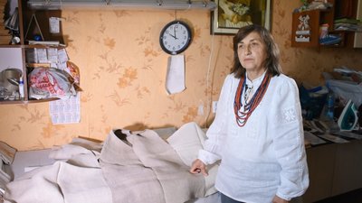 На стародавніх і сучасних тканинах вишиває полтавка Віра Забора