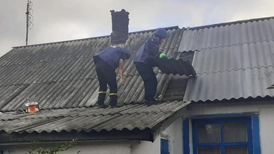 Прикарпатські рятувальники на Донеччині лагодять дахи будинків, які обстріляли окупанти