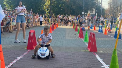 Один з учасників перегонів на толокарах наближається до фінішу, 26 серпня 2023, Хмельницький Один з учасників перегонів на толокарах наближається до фінішу, 26 серпня 2023, Хмельницький