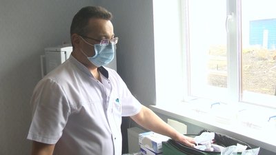 Вакцинацію поки що не проводять, каже завідувач амбулаторії Олексій Пиріжок, тому що вакцина ще не надійшла Вакцинацію поки що не проводять, каже завідувач амбулаторії Олексій Пиріжок, тому що вакцина ще не надійшла