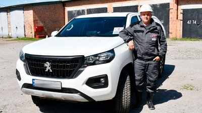 Електромонтер Максим Чередниченко біля своєї нової автівки 30 травня 2024 року