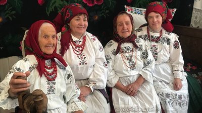 Школярі з Житомирщини разом з "Бовсунівськими бабусями" роблять для воїнів обереги з ниткою воротило