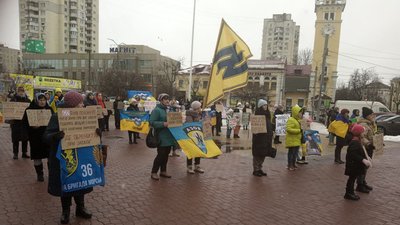 У Хмельницькому відбулася акція "Поверніть Героїв додому — Поверніть Героїв із полону" У Хмельницькому відбулася акція "Поверніть Героїв додому — Поверніть Героїв із полону"