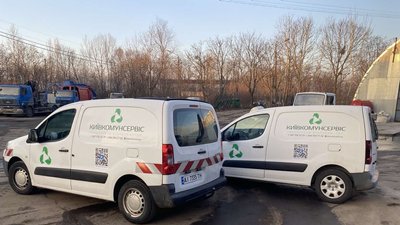 Тулуза передала комунальникам Києва дві автівки