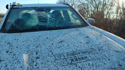 На Донеччині автівка журналістів потрапила під обстріл На Донеччині автівка журналістів потрапила під обстріл
