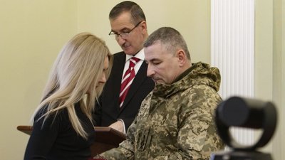 Родичам загиблих військових та цивільних з Чернігівщини передали ордени “За мужність” Родичам загиблих військових та цивільних з Чернігівщини передали ордени “За мужність”