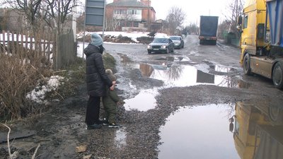 "Яма на ямі". У громаді на Вінниччині просять відремонтувати об'їзну
