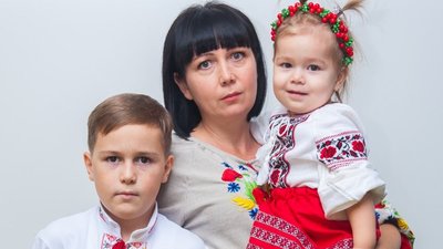 У Житомирі покажуть фотовиставку зі світлинами батьків і дітей загиблих героїв У Житомирі покажуть фотовиставку зі світлинами батьків і дітей загиблих героїв