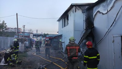 У Долині на Івано-Франківщині горів склад. Вогонь пошкодив 300 м² будівлі
