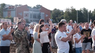 У Чернівцях підняли найбільший в області держаний прапор У Чернівцях підняли найбільший в області держаний прапор