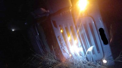 На Миколаївщині перекунвся вантажний автомобіль Scania: водія заблокувало всередині На Миколаївщині перекунвся вантажний автомобіль Scania: водія заблокувало всередині