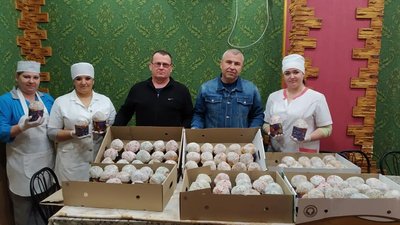 У Бобринці учні та працівники училища спекли 100 пасок для військових