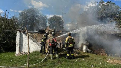 "Працювали під гуркіт снарядів". Рятувальники загасили у Петропавлівці на Харківщині пожежу після обстрілу